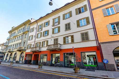 una fila di edifici su una strada di città di Residenza CONCORDIA a Sondrio