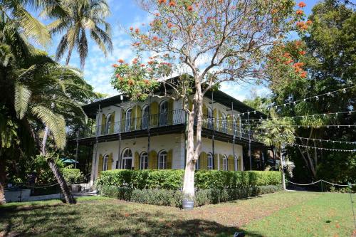 una casa con un albero di fronte di Pescado Penthouse On Duval a Key West