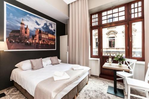 a bedroom with a large picture of a city at Apartamenty L5 in Kraków