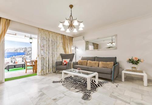 una sala de estar con un sofá y una mesa en Wonderful apartment in Los Gigantes Buena Vista, en Acantilado de los Gigantes