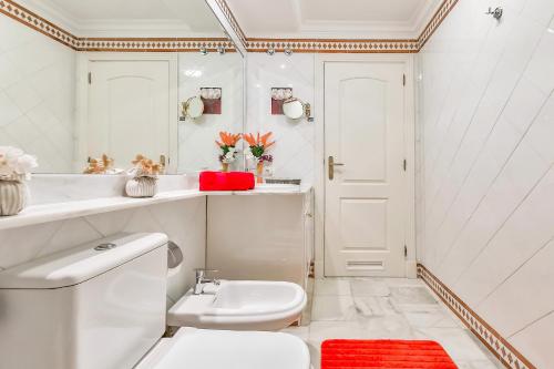 Un baño blanco con inodoro y lavabo. en Wonderful apartment in Los Gigantes Buena Vista, en Acantilado de los Gigantes