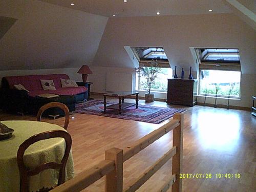 Sala de estar con cama y mesa en Soizic' house en Trébeurden
