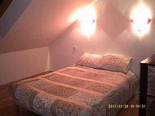 トレブールダンにあるSoizic' houseのベッドルーム1室(壁に照明2つ付)