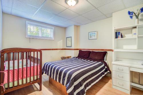 Un dormitorio pequeño con una cama y un lavabo. en Entre roc et montagne, en L'Anse-Saint-Jean