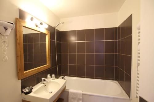 Ένα μπάνιο στο Hôtel-Spa-Piscine Le Petit Castel Beuzeville-Honfleur