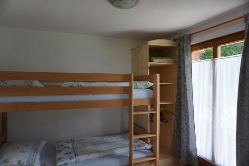מיטה או מיטות קומותיים בחדר ב-Chalet Katrin