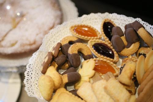 a plate of food with cookies andocolates on it at Hotel Motel Ascot in Lissone