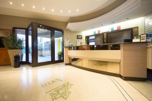 a lobby with a reception desk in a building at Hotel Motel Ascot in Lissone