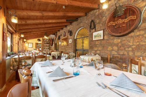 una sala da pranzo con tavolo e tovaglia bianca di Hotel Villa Elda ad Assisi