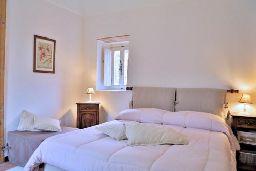 1 Schlafzimmer mit 2 Betten und einem Fenster in der Unterkunft Sarazenenturm Franco in Dolcedo