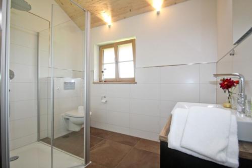 ห้องน้ำของ Ferienwohnung Atteltal