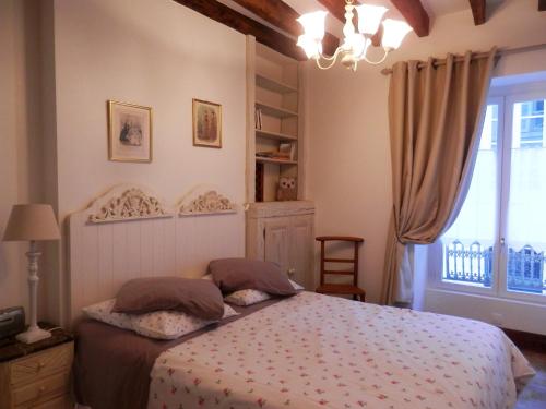 オルレアンにあるLe logis d'Antoineのベッドルーム(ベッド1台、窓付)