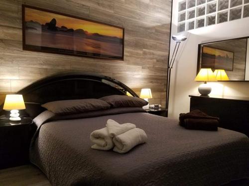 a bedroom with a bed with two towels on it at Casa Vacanze Villa Pompeiana in Trieste
