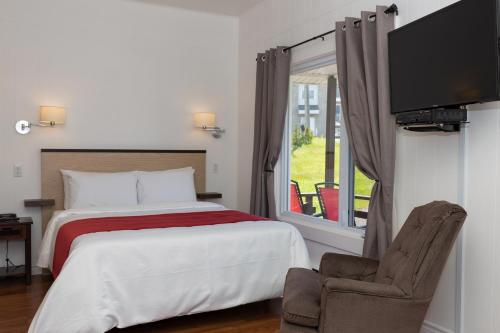 Ένα ή περισσότερα κρεβάτια σε δωμάτιο στο Motel au Fleuve d'Argent