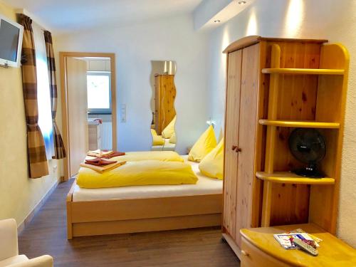 a bedroom with two beds with yellow sheets at Zum fröhlichen Weinberg in Cochem