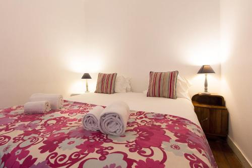 - une chambre avec un lit et des serviettes dans l'établissement Alfama Tailor Made Blue House With a View #1, à Lisbonne