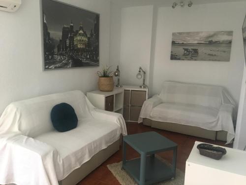 un salon avec un canapé et une chaise dans l'établissement Piso Coqueto, à Alicante