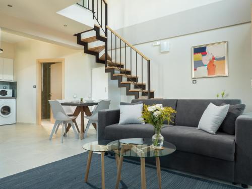 una sala de estar con un sofá y una mesa en Dempla Heights Villas, en Tavronitis