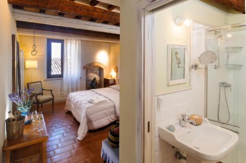 baño con lavabo y 1 cama en una habitación en Pomarancio BnB, en Mondaino