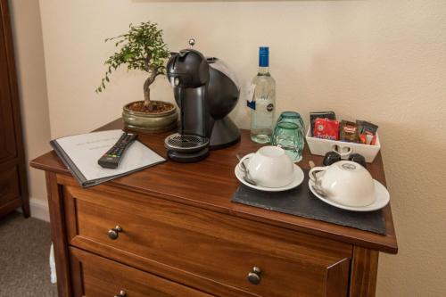 einen Tisch mit Kaffeemaschine und eine Pflanze darauf in der Unterkunft The Royal Oak Pub in Lampeter