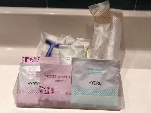a drawer filled with bags of products on a table at Hotel Motel Ascot in Lissone