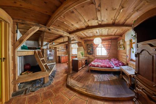 Dormitorio en cabaña de madera con litera y escalera en Chalupa Baba-jaga, en Žacléř