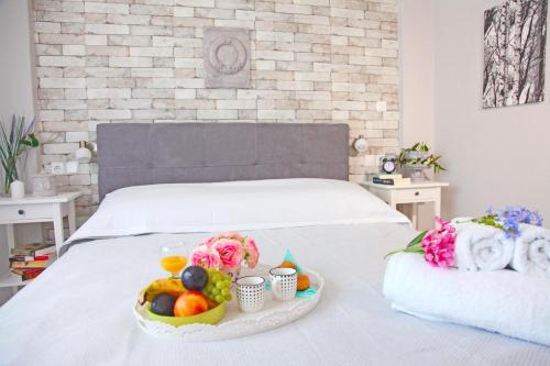 A bed or beds in a room at Paliouri Villa Vista al Mar by Luxlikehome