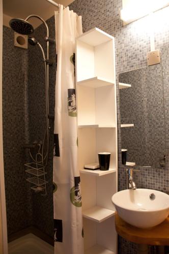 une salle de bain avec douche et lavabo dans l'établissement Appartement proche station, à Luchon