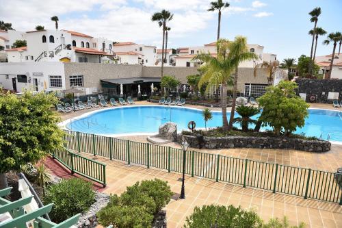 an overhead view of a swimming pool at a resort at Las Adelfas 2 in San Miguel de Abona