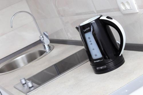 een zwarte en witte man op een aanrecht bij SSM Apartmani in Kotor