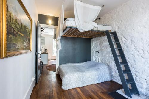 Łóżko lub łóżka piętrowe w pokoju w obiekcie Cosy 40m² near MONTMARTRE