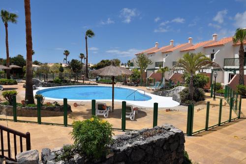 uma piscina em frente a um resort em Las Adelfas 2 em San Miguel de Abona