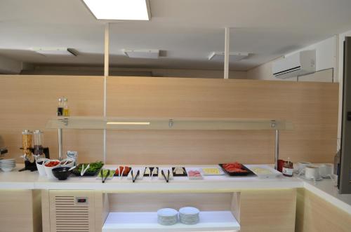 uma cozinha com um balcão com comida em Aria Doria Otel em Datça