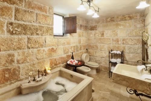 Ванна кімната в Luxury Villa Masseria Beneficio