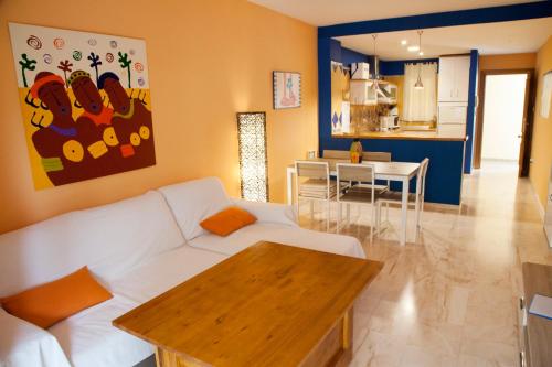 sala de estar con sofá blanco y mesa en Apartamento con encanto junto a la playa y en el centro del pueblo, en La Herradura