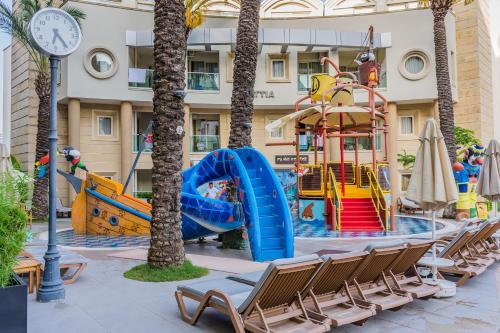 - Piscina con parque acuático y parque infantil en Grand Cettia Hotel, en Marmaris