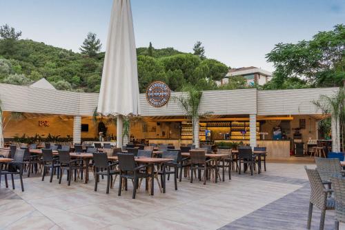 Un restaurante o sitio para comer en Grand Cettia Hotel