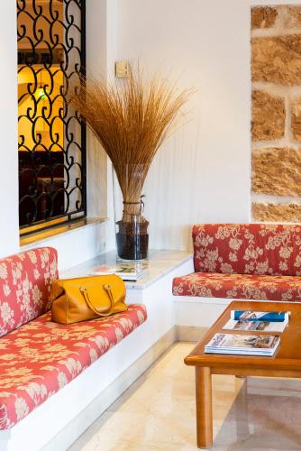 a waiting room with two couches and a table at Hotel Casablanca in Santa Ponsa