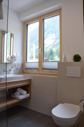 イシュグルにあるVida Armoniaのバスルーム(トイレ、洗面台付)、窓2つが備わります。
