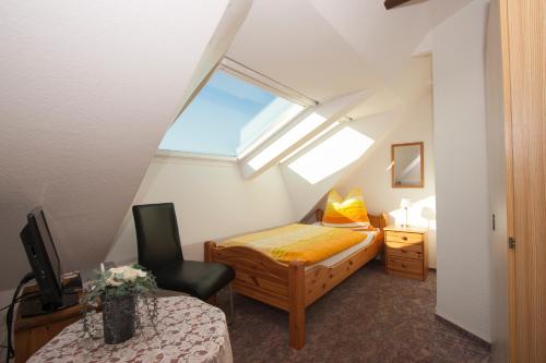 1 dormitorio con 1 cama y escritorio con silla en Haus Hannover, en Carolinensiel