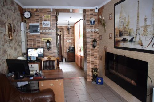 ein Wohnzimmer mit einer Ziegelwand und einem Kamin in der Unterkunft Hotel Kardinal in Winnyzja