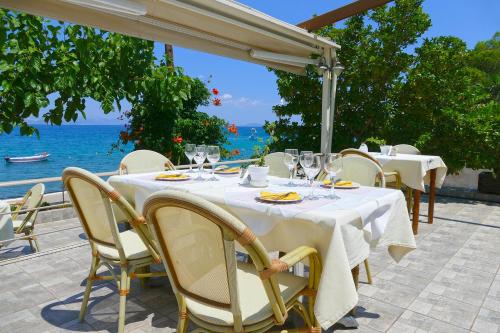 una mesa con copas de vino y vistas al océano en Sunset Hotel, en Xiropigado
