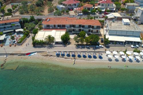 una vista aerea di una spiaggia con ombrelloni e acqua di Sunset Hotel a Xiropigado