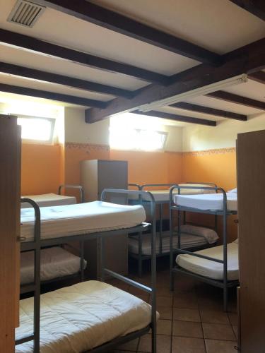 桑托納的住宿－Albergue Turistico Playa de Berria，医院里带几张双层床的房间