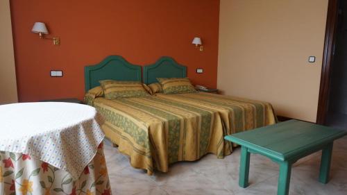 Un pat sau paturi într-o cameră la Hotel Mataleñas