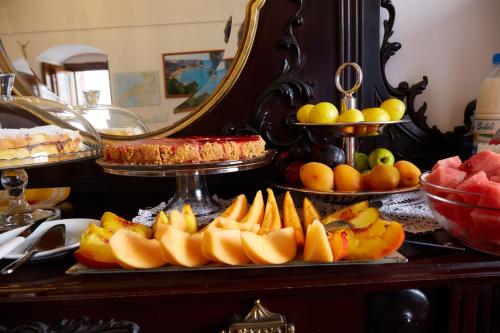 een buffet met fruit en andere producten bij Il Peschiciano in Peschici