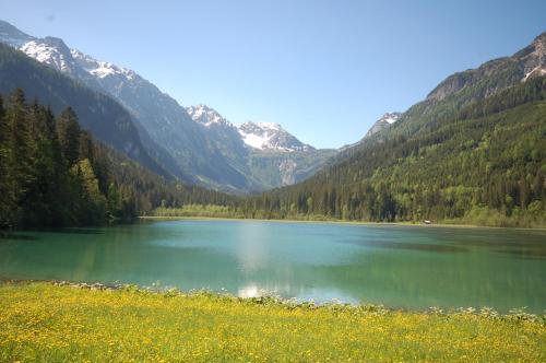 a lake in the middle of a valley with mountains at Ferienhaus Försterlisl in Kleinarl