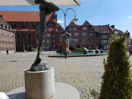 a statue in the middle of a courtyard at HR Townhouse Honigbach in Coesfeld