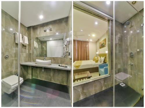 2 fotos de un baño con lavabo y ducha en Ramatan Resort en Vagator