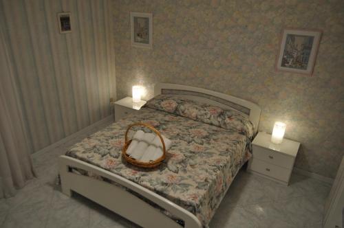 Un dormitorio con una cama con una cesta. en La casetta di Amélie, en Agrigento